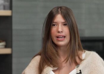 Annabelle Carlson, una adolescente de Colorado, hablando.