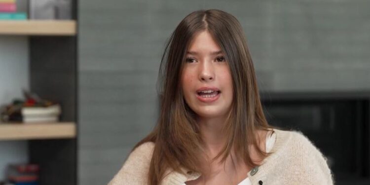 Annabelle Carlson, una adolescente de Colorado, hablando.