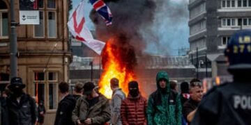 Los activistas de extrema derecha tienen una protesta el 2 de agosto de 2024 en Sunderland, Inglaterra.