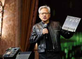 Jensen Huang, cofundador y CEO de Nvidia Corp., habla durante una conferencia de prensa en Taipei el 21 de mayo de 2025. (I-HWA Cheng/AFP a través de Getty Images)
