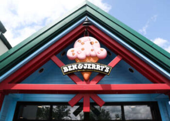 El logotipo de Ben & Jerry se ve en una fábrica en Waterbury, Vermont, el 19 de junio de 2023.