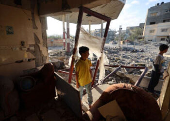 Los niños revisan una estación de servicio destruida después de una huelga israelí en el campo de refugiados de Nuseirat en la Franja Central de Gaza el 20 de mayo de 2025.
