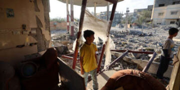 Los niños revisan una estación de servicio destruida después de una huelga israelí en el campo de refugiados de Nuseirat en la Franja Central de Gaza el 20 de mayo de 2025.