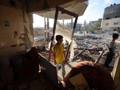 Los niños revisan una estación de servicio destruida después de una huelga israelí en el campo de refugiados de Nuseirat en la Franja Central de Gaza el 20 de mayo de 2025.