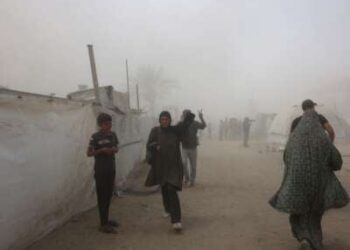 Los palestinos evacúan mientras el humo cubre el área después de que Israel emitió órdenes de evacuación antes de una huelga militar en la Torre Mushtaha en la ciudad de Gaza, el 5 de septiembre de 2025.