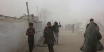 Los palestinos evacúan mientras el humo cubre el área después de que Israel emitió órdenes de evacuación antes de una huelga militar en la Torre Mushtaha en la ciudad de Gaza, el 5 de septiembre de 2025.