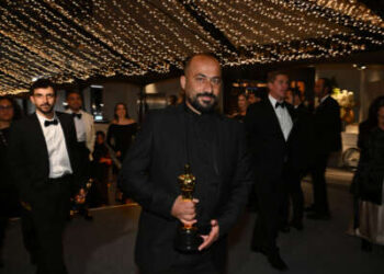El cineasta emiratí Hamdan Ballal posee su Oscar al Mejor Documental For No Other Land durante el 97º Ball anual de los Gobernadores de los Premios de la Academia en el Teatro Dolby en Hollywood, California, el 2 de marzo de 2025.