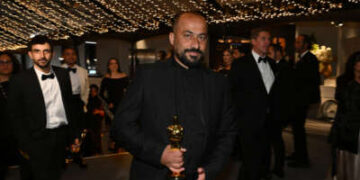 El cineasta emiratí Hamdan Ballal posee su Oscar al Mejor Documental For No Other Land durante el 97º Ball anual de los Gobernadores de los Premios de la Academia en el Teatro Dolby en Hollywood, California, el 2 de marzo de 2025.