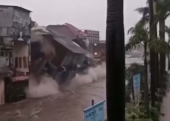 Los rescatadores en un bote de goma evacúan las víctimas de las inundaciones.