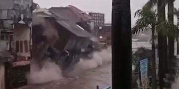 Los rescatadores en un bote de goma evacúan las víctimas de las inundaciones.