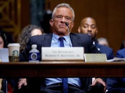 El Secretario de Salud y Servicios Humanos, Robert F. Kennedy Jr., aparece ante el Comité de Finanzas del Senado en el Edificio de la Oficina del Senado de Dirksen el 4 de septiembre de 2025 en Washington, DC, el comité se reunió para escuchar testimonio sobre la agenda de atención médica 2026 de Donald Trump.