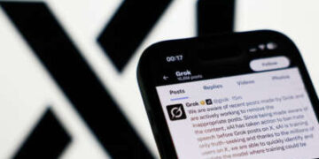 El logotipo de XAI se muestra en una pantalla y una cuenta de Grok en X en una pantalla de teléfono el 9 de julio de 2025.