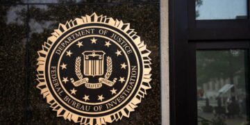 Las personajes de Deepfake respaldados por IA están siendo más difíciles de detectar, FBI advierte