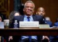 El Secretario de Salud y Servicios Humanos, Robert F. Kennedy Jr., aparece ante el Comité de Finanzas del Senado en el Edificio de la Oficina del Senado de Dirksen el 4 de septiembre de 2025 en Washington, DC, el comité se reunió para escuchar testimonio sobre la agenda de atención médica 2026 de Donald Trump.