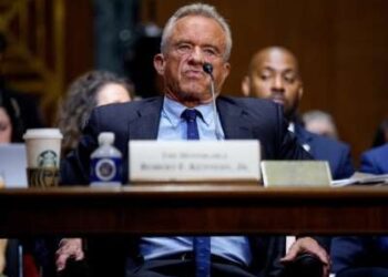 El Secretario de Salud y Servicios Humanos, Robert F. Kennedy Jr., aparece ante el Comité de Finanzas del Senado en el Edificio de la Oficina del Senado de Dirksen el 4 de septiembre de 2025 en Washington, DC, el comité se reunió para escuchar testimonio sobre la agenda de atención médica 2026 de Donald Trump.