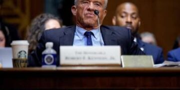 El Secretario de Salud y Servicios Humanos, Robert F. Kennedy Jr., aparece ante el Comité de Finanzas del Senado en el Edificio de la Oficina del Senado de Dirksen el 4 de septiembre de 2025 en Washington, DC, el comité se reunió para escuchar testimonio sobre la agenda de atención médica 2026 de Donald Trump.