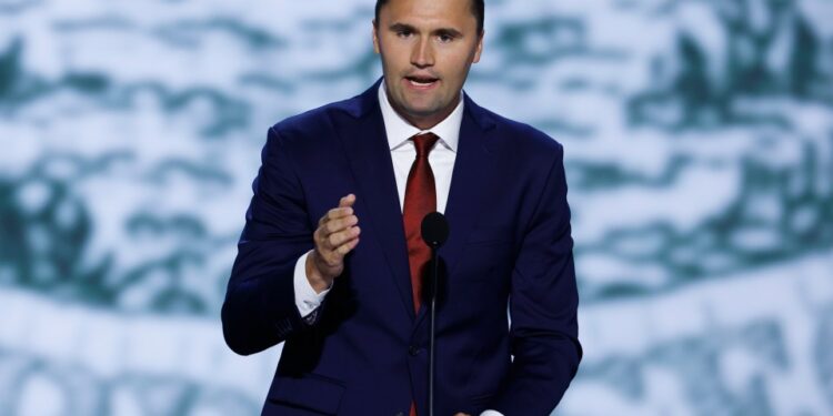 Charlie Kirk hablando en la Convención Nacional Republicana.