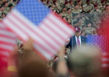 El presidente Donald Trump baila cuando sale del escenario después de hablar en un mitin con las tropas del Ejército de los EE. UU. El 10 de junio de 2025, en Fort Bragg, Carolina del Norte.