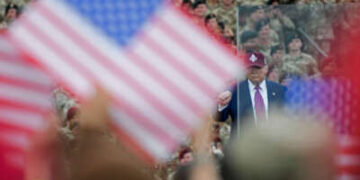 El presidente Donald Trump baila cuando sale del escenario después de hablar en un mitin con las tropas del Ejército de los EE. UU. El 10 de junio de 2025, en Fort Bragg, Carolina del Norte.