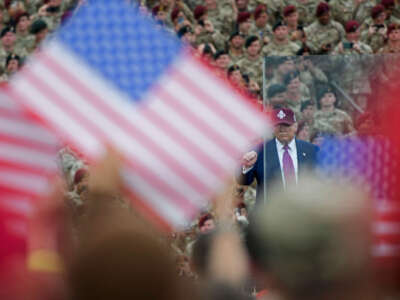 El presidente Donald Trump baila cuando sale del escenario después de hablar en un mitin con las tropas del Ejército de los EE. UU. El 10 de junio de 2025, en Fort Bragg, Carolina del Norte.