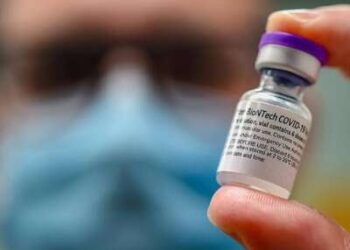 Una dosis de vacuna Covid-19 en una clínica de vacunación en el área de Kansas City.