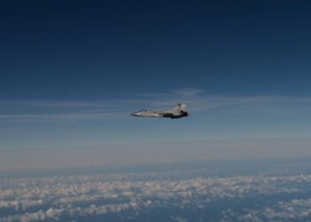 Una foto fija publicada por las fuerzas armadas suecas que, según dice, muestra un avión de combate ruso MIG-31 que participó en la violación del espacio aéreo estonio. El ejército de Suecia dice que la imagen fue tomada sobre el Mar Báltico después de que el avión ruso dejó el espacio aéreo de Estonia, todavía una foto lanzada el 19 de septiembre de 2025. Esta imagen ha sido suministrada por un tercero. Crédito obligatorio. Sin reventas. No Archives Reuters también pudo confirmar los aviones vistos en las imágenes como aviones de combate MIG-31 rusos del diseño que coincidía con las imágenes de archivos. Reuters no pudo verificar independientemente la ubicación o la fecha en que se tomaron las fotos.