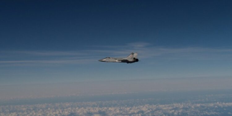 Una foto fija publicada por las fuerzas armadas suecas que, según dice, muestra un avión de combate ruso MIG-31 que participó en la violación del espacio aéreo estonio. El ejército de Suecia dice que la imagen fue tomada sobre el Mar Báltico después de que el avión ruso dejó el espacio aéreo de Estonia, todavía una foto lanzada el 19 de septiembre de 2025. Esta imagen ha sido suministrada por un tercero. Crédito obligatorio. Sin reventas. No Archives Reuters también pudo confirmar los aviones vistos en las imágenes como aviones de combate MIG-31 rusos del diseño que coincidía con las imágenes de archivos. Reuters no pudo verificar independientemente la ubicación o la fecha en que se tomaron las fotos.