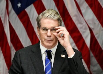 El Secretario del Tesoro, Scott Bessent, asiste a una conferencia de prensa en Estocolmo, Suecia, el 29 de julio de 2025. (Agencia de noticias Magnus Lejhall/TT/Via Reuters)