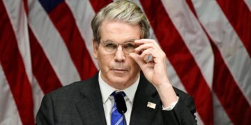 El Secretario del Tesoro, Scott Bessent, asiste a una conferencia de prensa en Estocolmo, Suecia, el 29 de julio de 2025. (Agencia de noticias Magnus Lejhall/TT/Via Reuters)