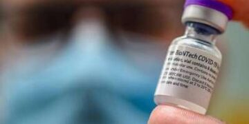 Una dosis de vacuna Covid-19 en una clínica de vacunación en el área de Kansas City.