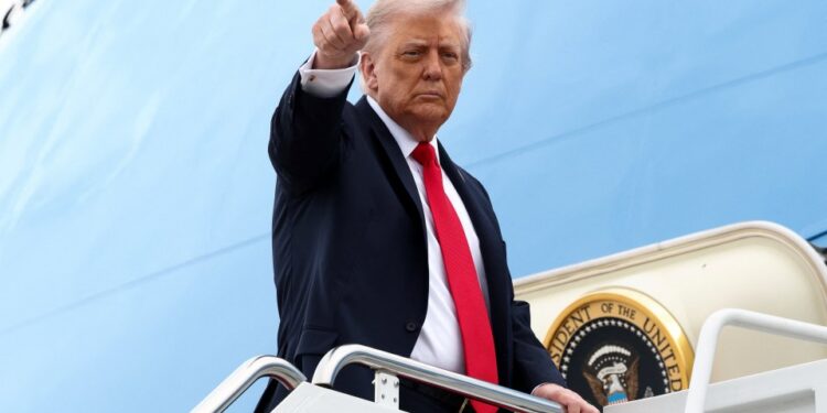 El presidente de los Estados Unidos, Donald Trump, los Boards Air Force One and Points, con el sello presidencial visible.