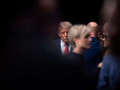 El presidente Donald Trump llega antes del inicio de la sesión plenaria del Consejo del Atlántico Norte el segundo día de la Cumbre de la OTAN 2025 el 25 de junio de 2025 en La Haya, Países Bajos.