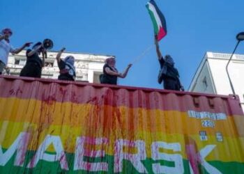 Los manifestantes en la parte superior de un vehículo de Maersk cantan eslóganes anti-genocidio mientras volaban una bandera de Palestina el 14 de junio de 2025 en Varsovia, Polonia.