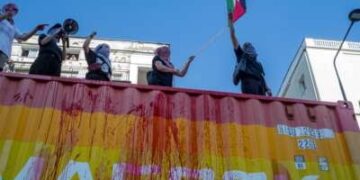 Los manifestantes en la parte superior de un vehículo de Maersk cantan eslóganes anti-genocidio mientras volaban una bandera de Palestina el 14 de junio de 2025 en Varsovia, Polonia.