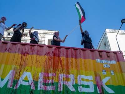 Los manifestantes en la parte superior de un vehículo de Maersk cantan eslóganes anti-genocidio mientras volaban una bandera de Palestina el 14 de junio de 2025 en Varsovia, Polonia.