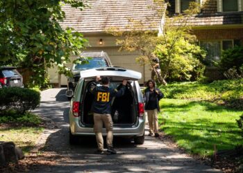 Hogar del ex asesor de seguridad nacional John Bolton en Bethesda, Maryland, el 22 de agosto de 2025, mientras el FBI atacan el hogar. (Madalina Kilroy/The Epoch Times)