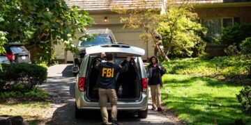 Hogar del ex asesor de seguridad nacional John Bolton en Bethesda, Maryland, el 22 de agosto de 2025, mientras el FBI atacan el hogar. (Madalina Kilroy/The Epoch Times)