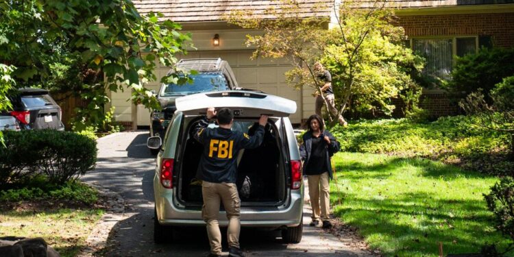 Hogar del ex asesor de seguridad nacional John Bolton en Bethesda, Maryland, el 22 de agosto de 2025, mientras el FBI atacan el hogar. (Madalina Kilroy/The Epoch Times)