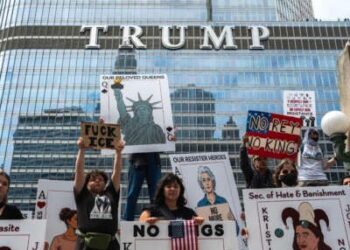 Los manifestantes marchan por las calles del centro de la ciudad como parte de un país amplio "No hay reyes" demostración el 14 de junio de 2025 en Chicago, Illinois.