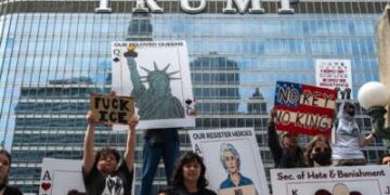 Los manifestantes marchan por las calles del centro de la ciudad como parte de un país amplio "No hay reyes" demostración el 14 de junio de 2025 en Chicago, Illinois.