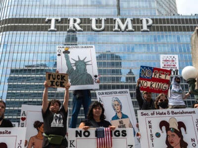 Los manifestantes marchan por las calles del centro de la ciudad como parte de un país amplio "No hay reyes" demostración el 14 de junio de 2025 en Chicago, Illinois.