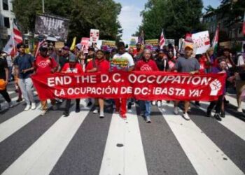 Los manifestantes tienen un banner mientras participan en el "Todos somos DC" Marcha nacional en solidaridad con las comunidades de DC y pidiendo el fin del despliegue de tropas de la Guardia Nacional en Washington, DC, el 6 de septiembre de 2025.