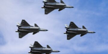 Cuatro aviones de combate de sigilo J-20 actuando en el cielo.