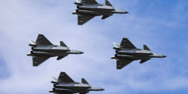 Cuatro aviones de combate de sigilo J-20 actuando en el cielo.