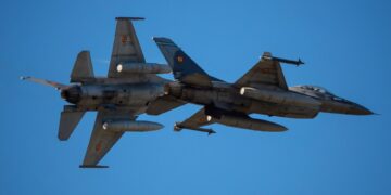Dos aviones de combate F-16 de la Fuerza Aérea Rumana en vuelo.