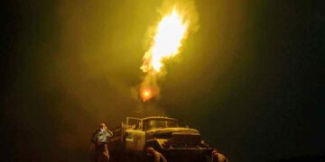 Soldados ucranianos disparando a los drones rusos.