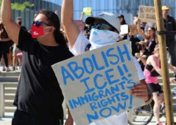Un grupo de manifestantes anti-hielo se encuentra fuera del ayuntamiento de Long Beach, el 10 de junio de 2025.