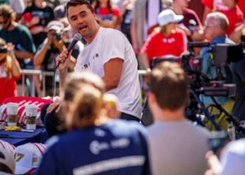 Charlie Kirk habla en la Universidad de Utah Valley el 10 de septiembre de 2025. Kirk estaba hablando en su "Tour de regreso americano" Cuando fue asesinado a tiros.