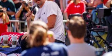 Charlie Kirk habla en la Universidad de Utah Valley el 10 de septiembre de 2025. Kirk estaba hablando en su "Tour de regreso americano" Cuando fue asesinado a tiros.