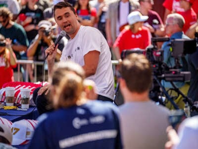 Charlie Kirk habla en la Universidad de Utah Valley el 10 de septiembre de 2025. Kirk estaba hablando en su "Tour de regreso americano" Cuando fue asesinado a tiros.